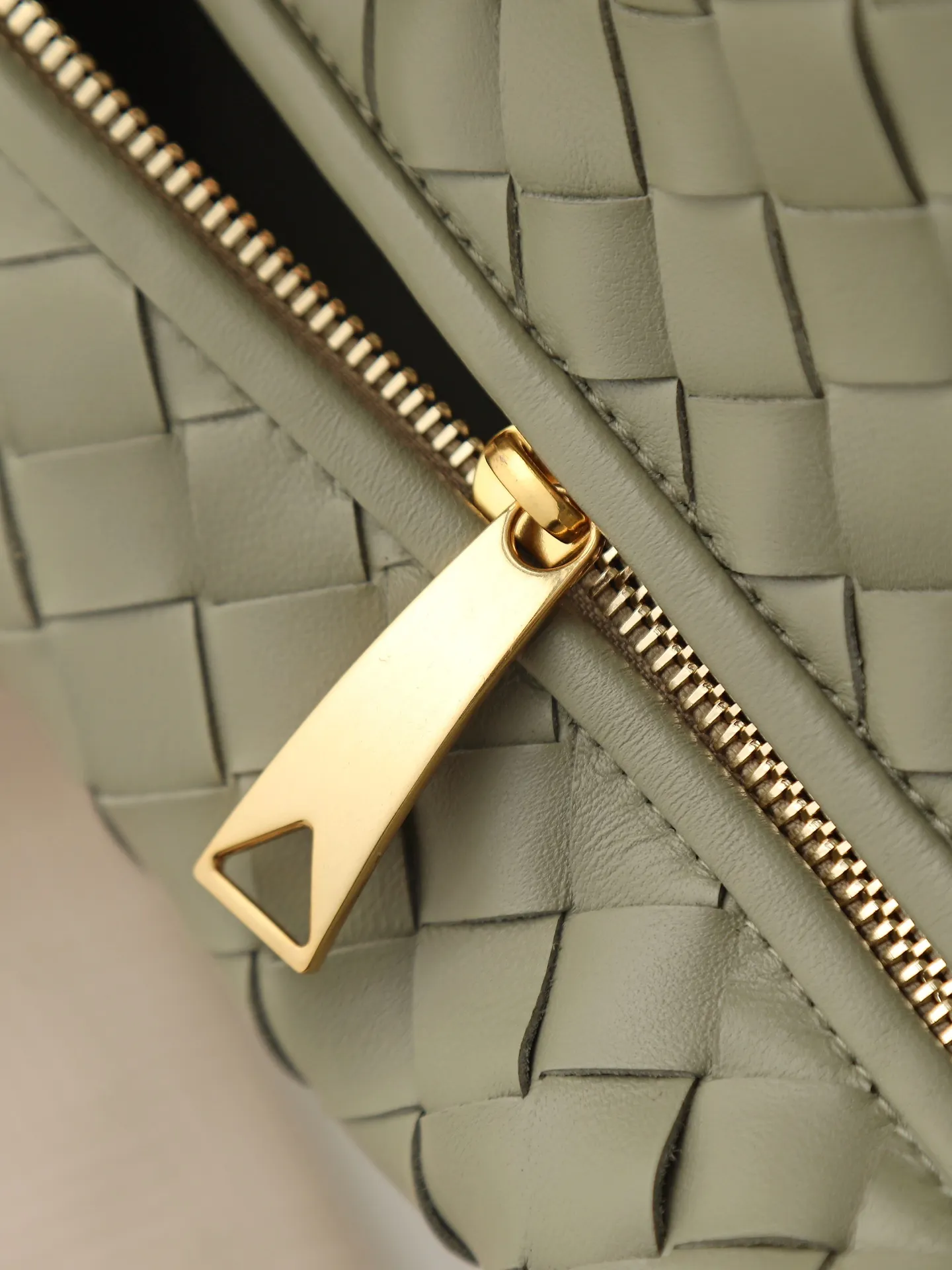 1100. 🌟𝐁𝐨𝐭𝐭𝐞𝐠𝐚 𝐕𝐞𝐧𝐞𝐭𝐚 ——— jodie (medium size) The medium size is very attractive in real life. It is firm and sturdy in the hand. The first impression is that it is particularly durable👍 You can see the well-designed knot on the handle. When carrying it on the shoulder, pay attention to the knot being placed directly under the hand. In this way, it can not only fix the position of the handbag, but also prevent the handbag from slipping due to long walks. It can easily accommodate a variety of cosmetics. In one word, it is "very easy to hold". Style number: 690225 Size: 36✖️21✖️13